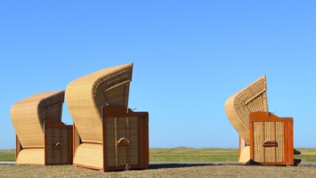 Auf der Strandpromenade: Strandkörbe