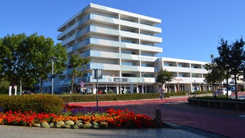 Blick vom Berliner Platz auf das Apartmenthaus Luv und Lee